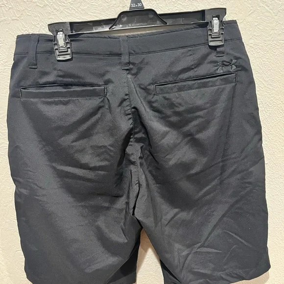 Under Armour Men's Black Shorts Heatgear Loose Size 32 Like New Embroidered Logo - Picture 2 of 4